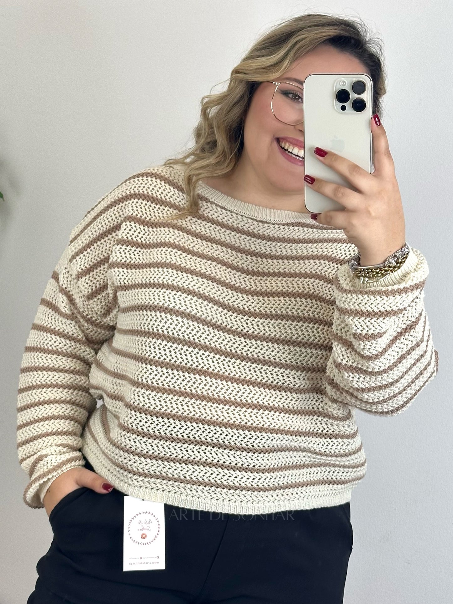 Camisola de crochet bege e camel