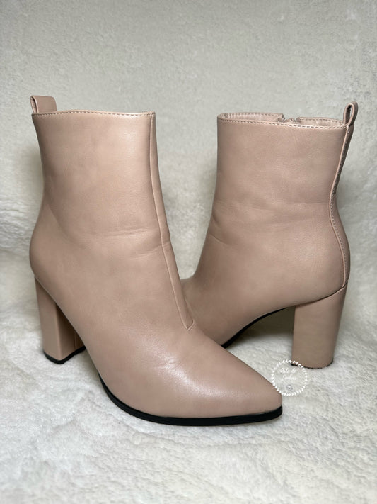 Botas de salto com bico bege