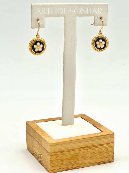 Brincos caramujo azul pendurados