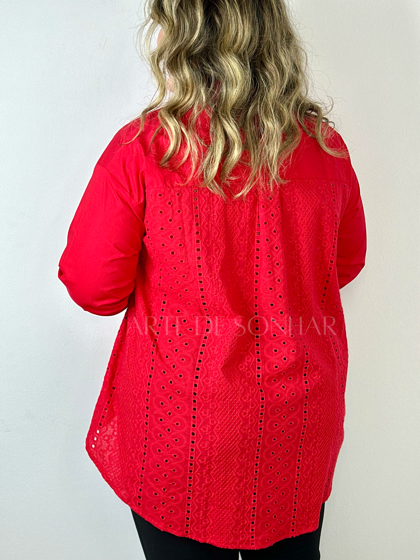 Camiseiro vermelho com bordado inglês