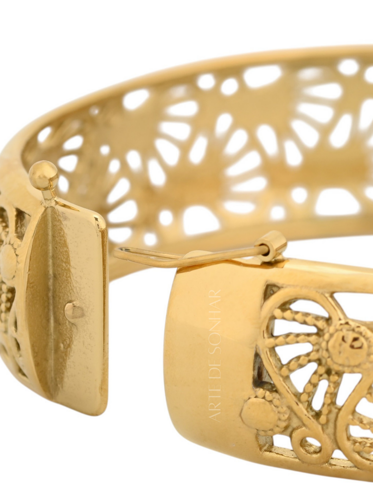 Pulseira rígida com corações efeito filigrana