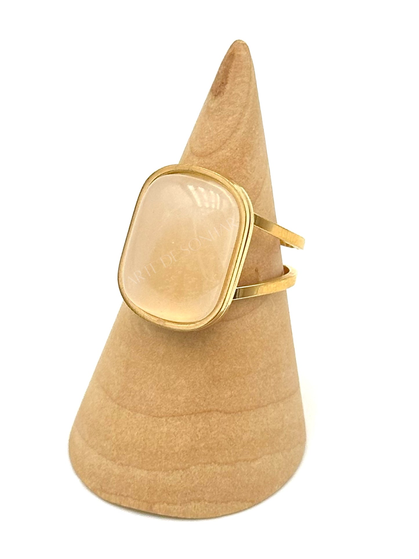 Anel com pedra retangular bege