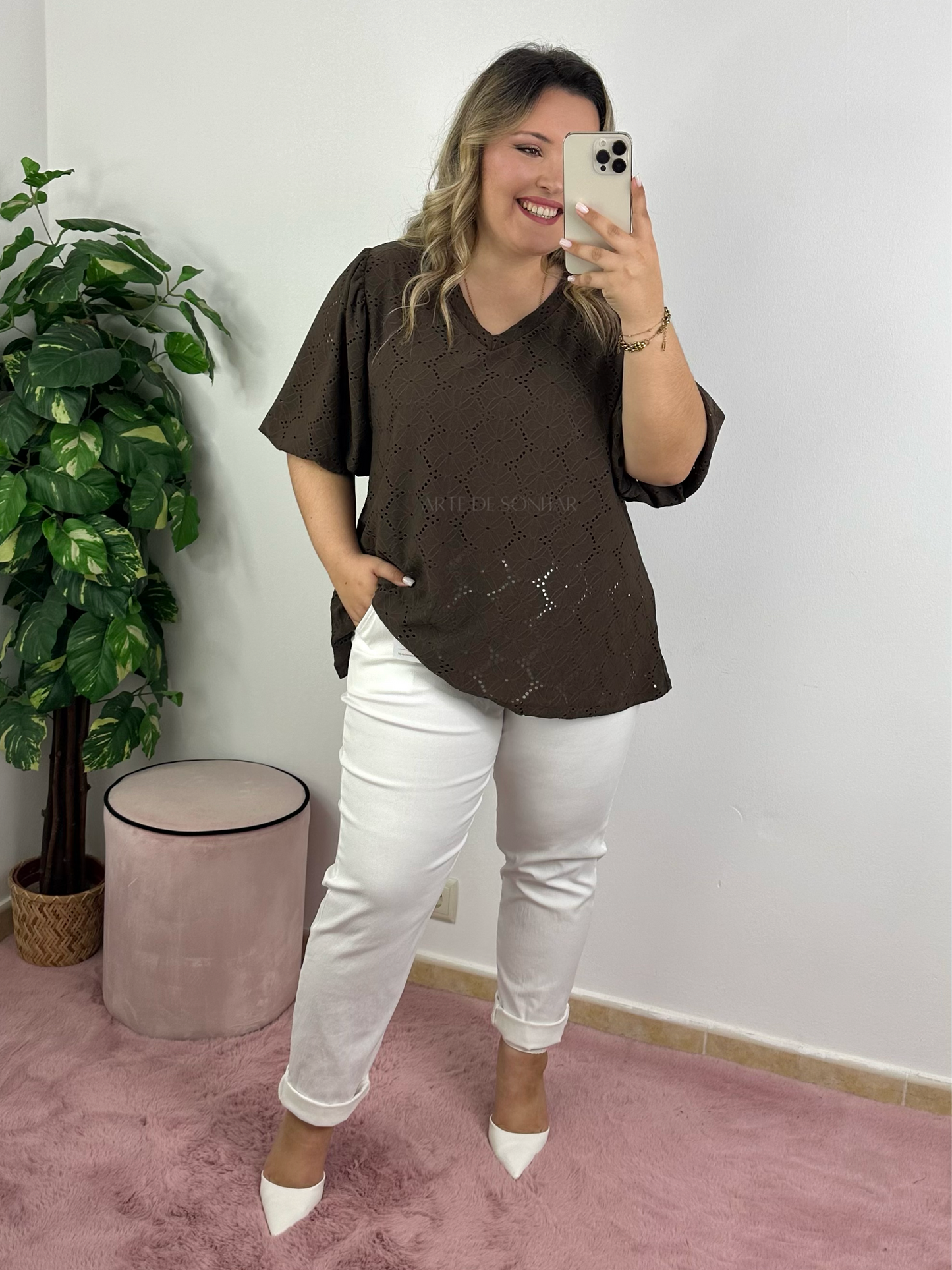 Blusa castanha com bordados florais