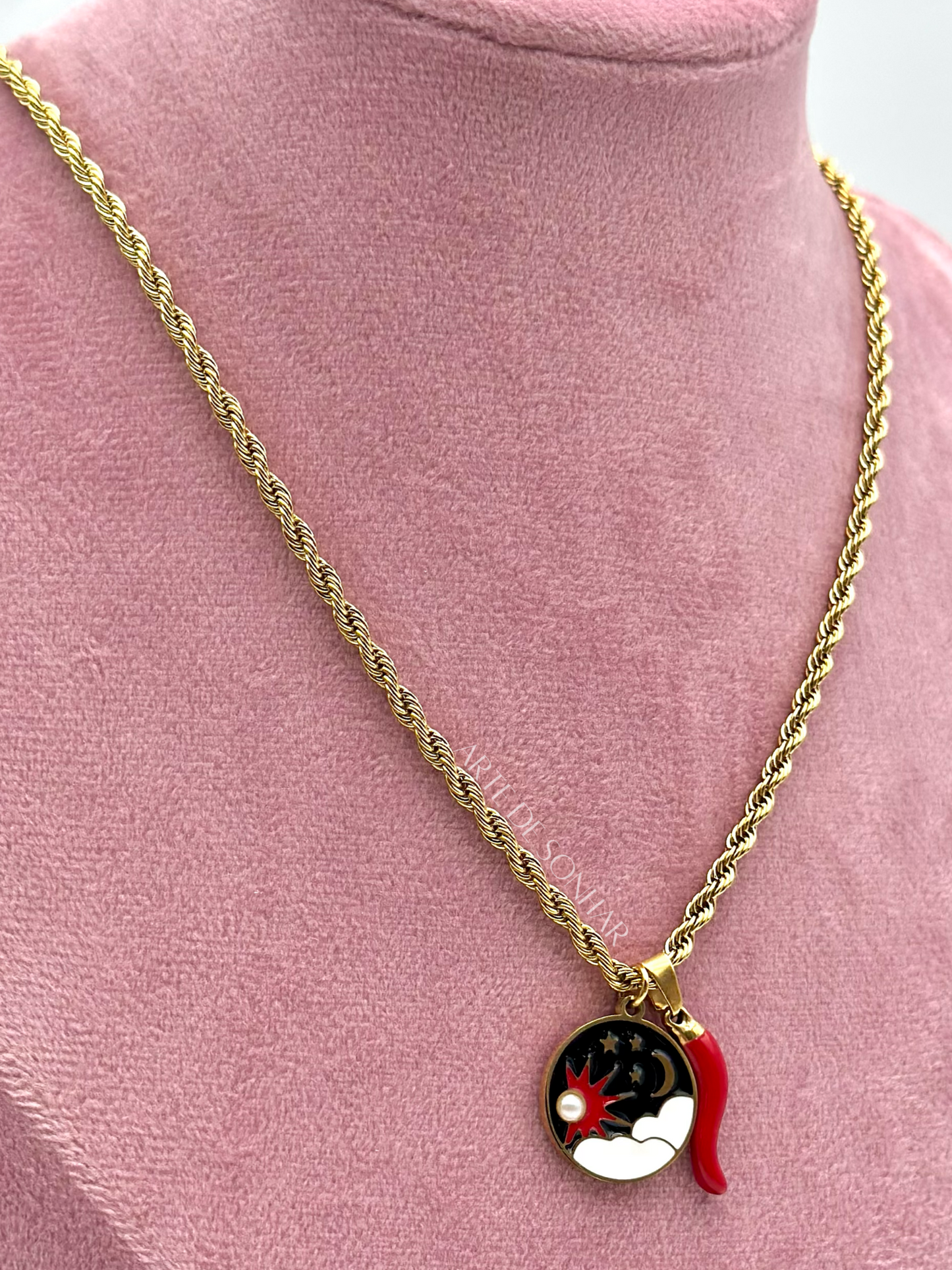 Colar da medalha luar com pimenta