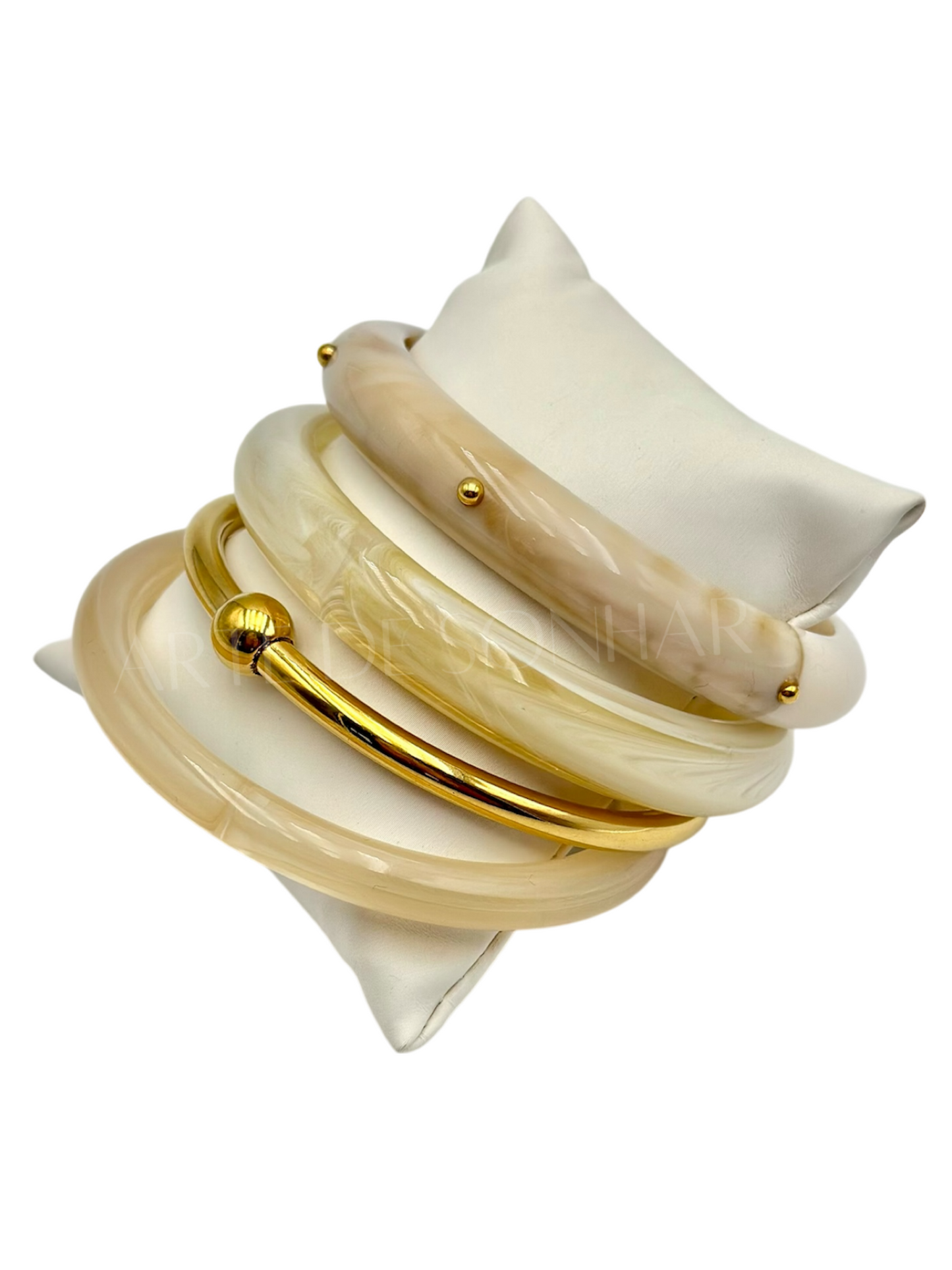 Conjunto de pulseiras bege e dourado
