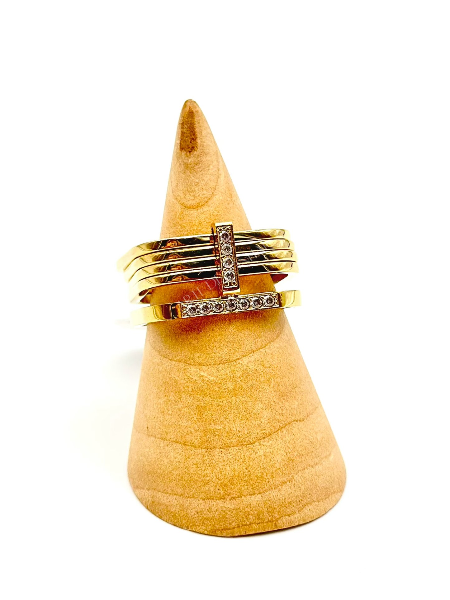 Anel quadrado dourado com brilhantes