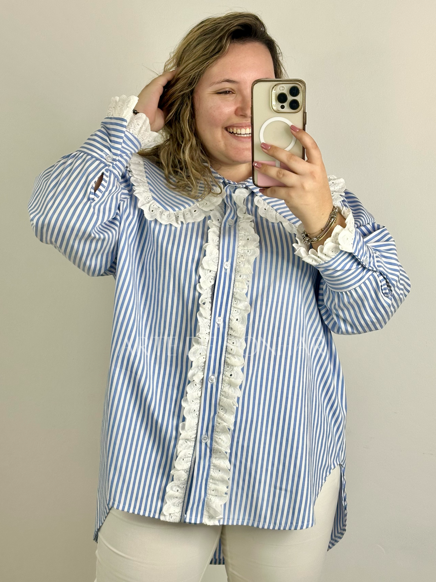 Camisa dos babados com riscas