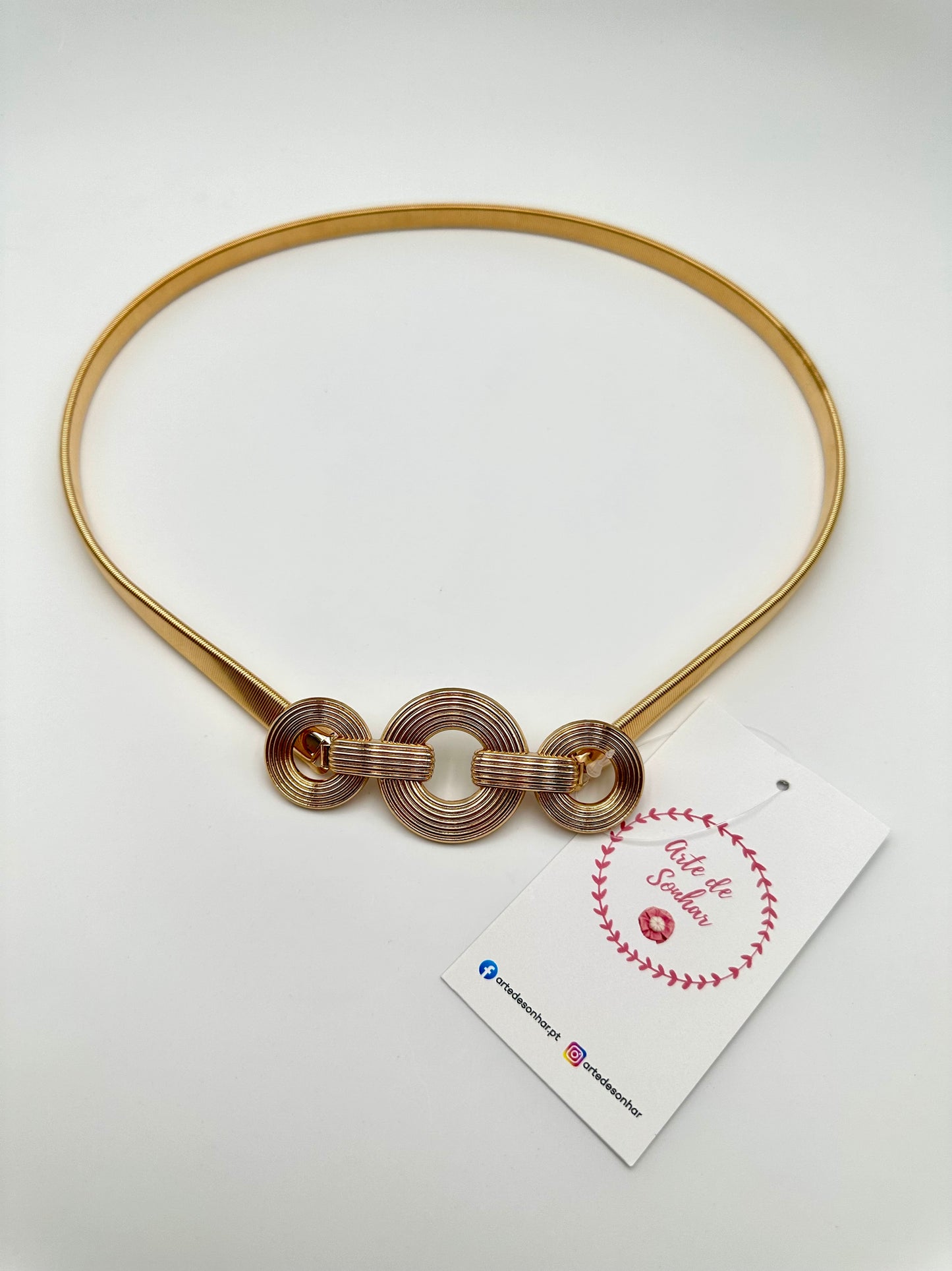 Cinto elástico dourado com três circulos