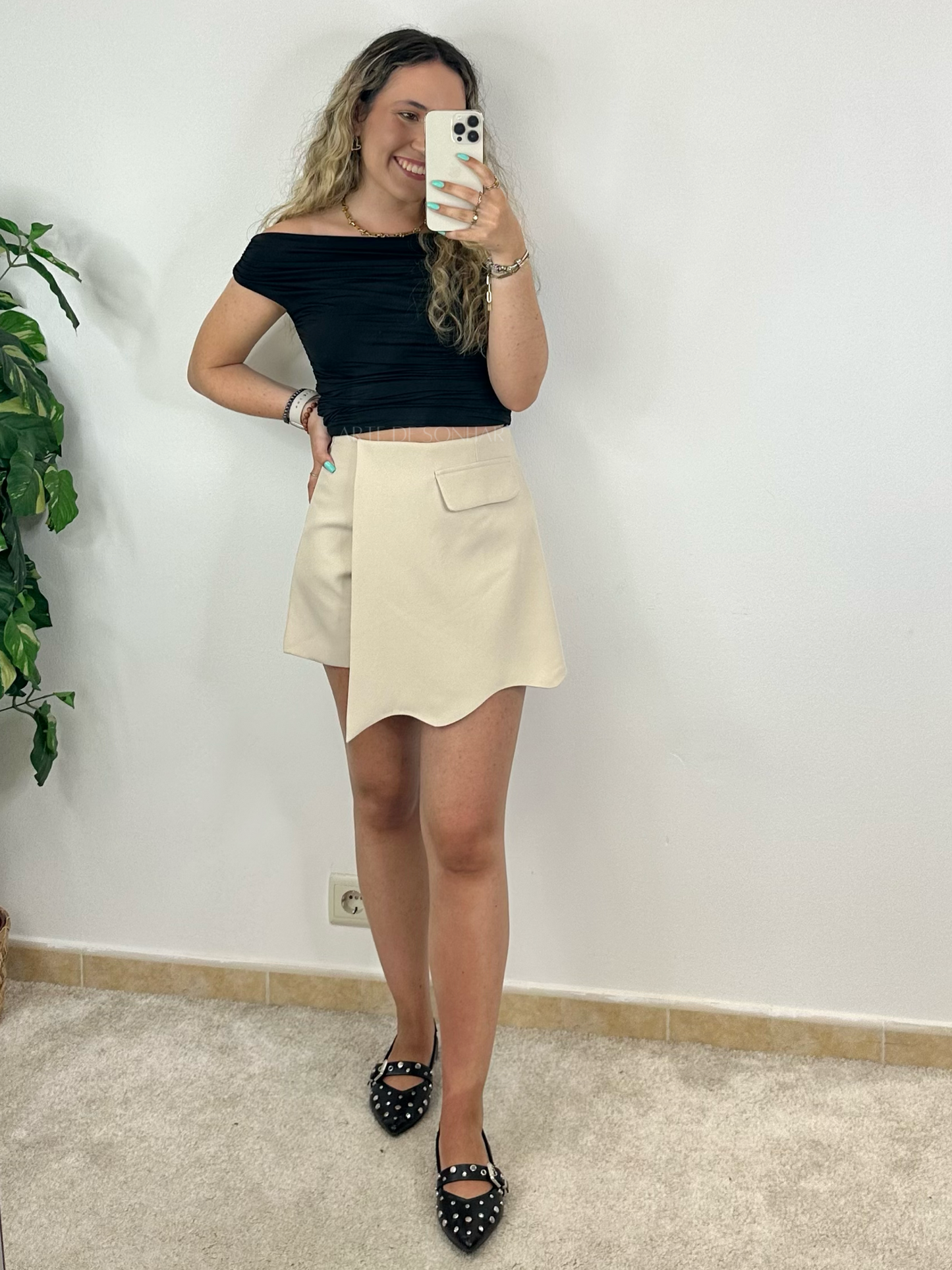 Conjunto de blazer curto com saia calção bege