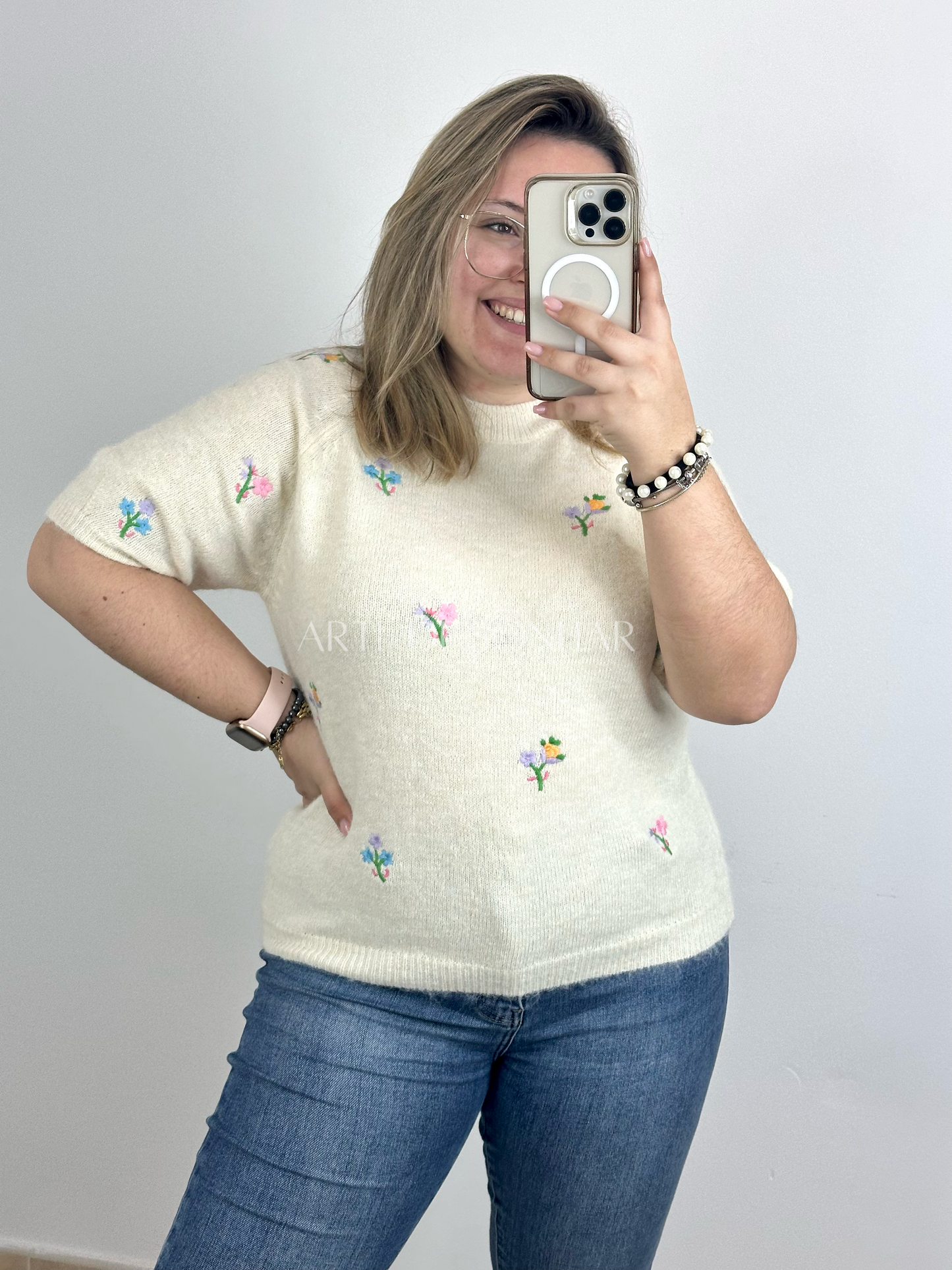 Camisola com flores bordadas