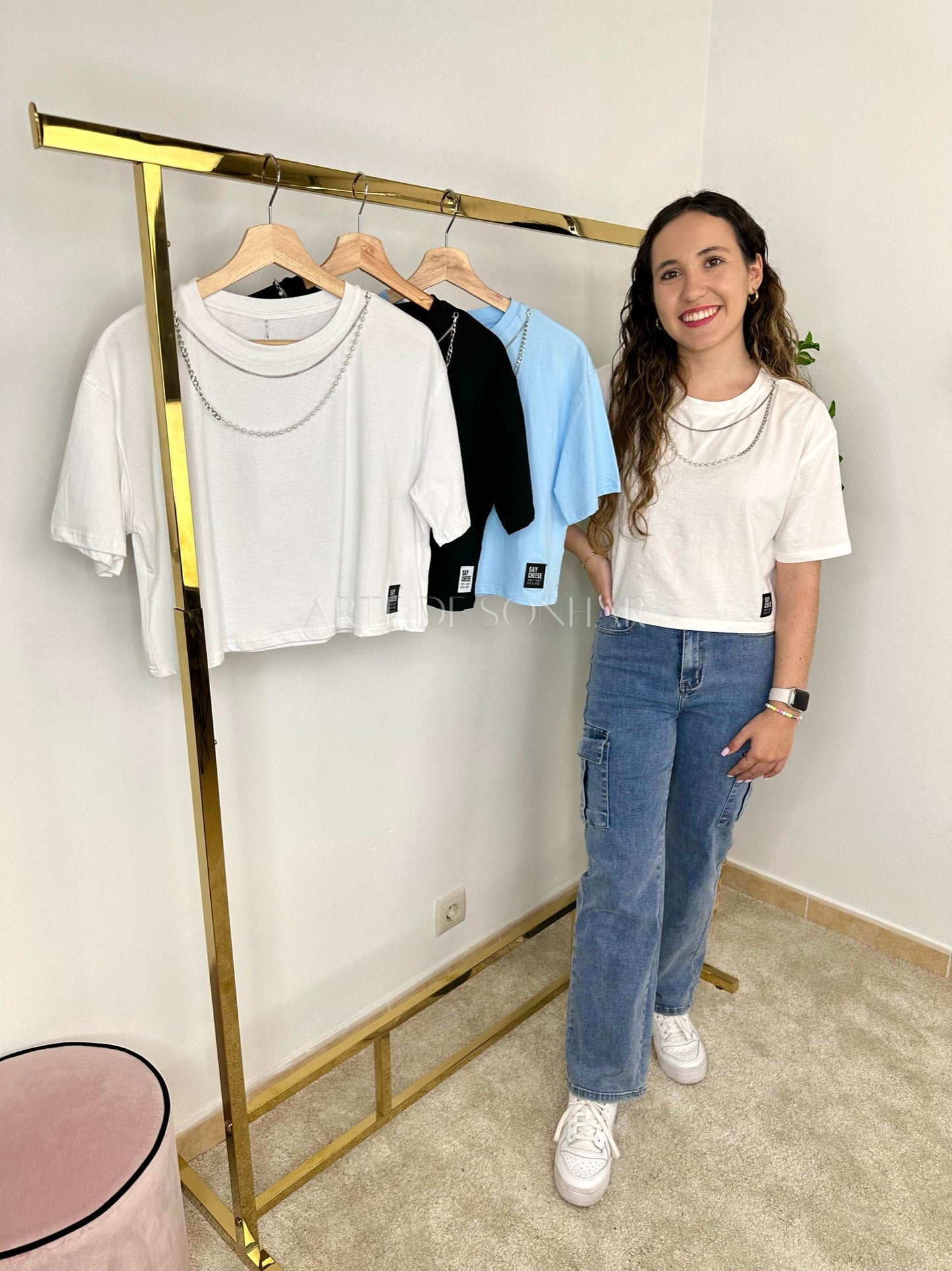 T-shirts curtas com aplique de pérolas e corrente