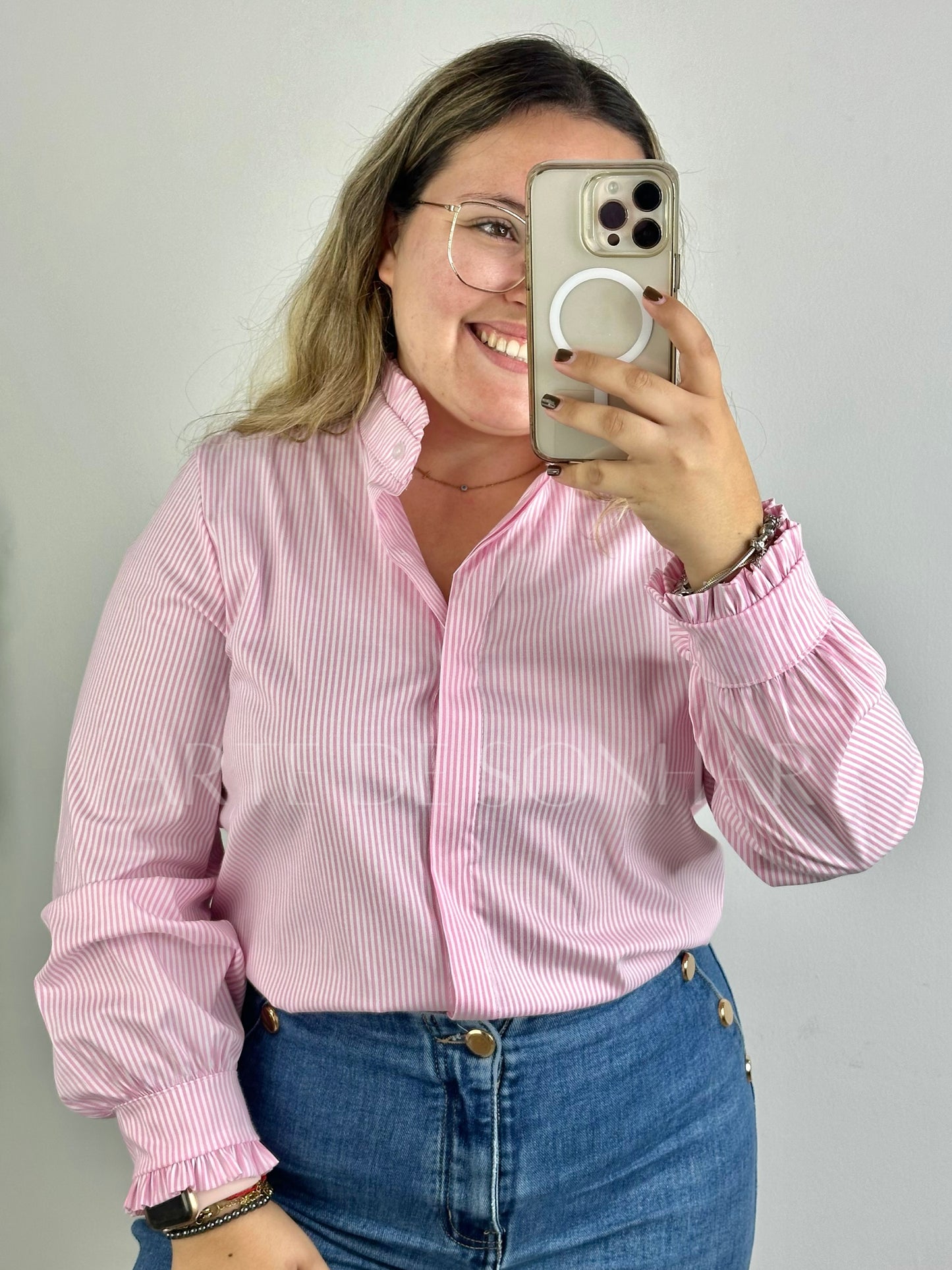 Camisa com riscas rosa dos folhos