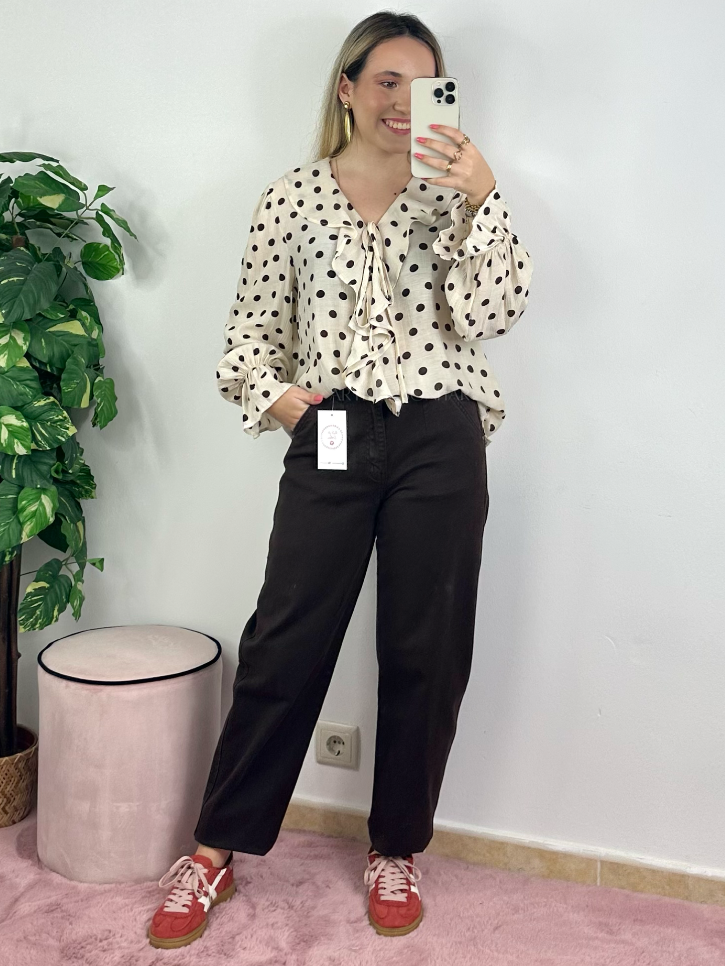 Blusa bege de bolinhas castanhas com folhos