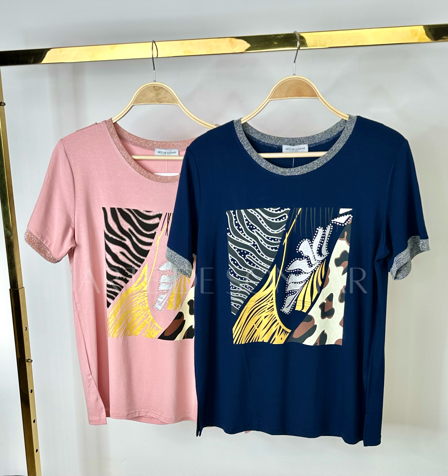 T-shirt com padrão animal e brilhantes na gola e nas mangas