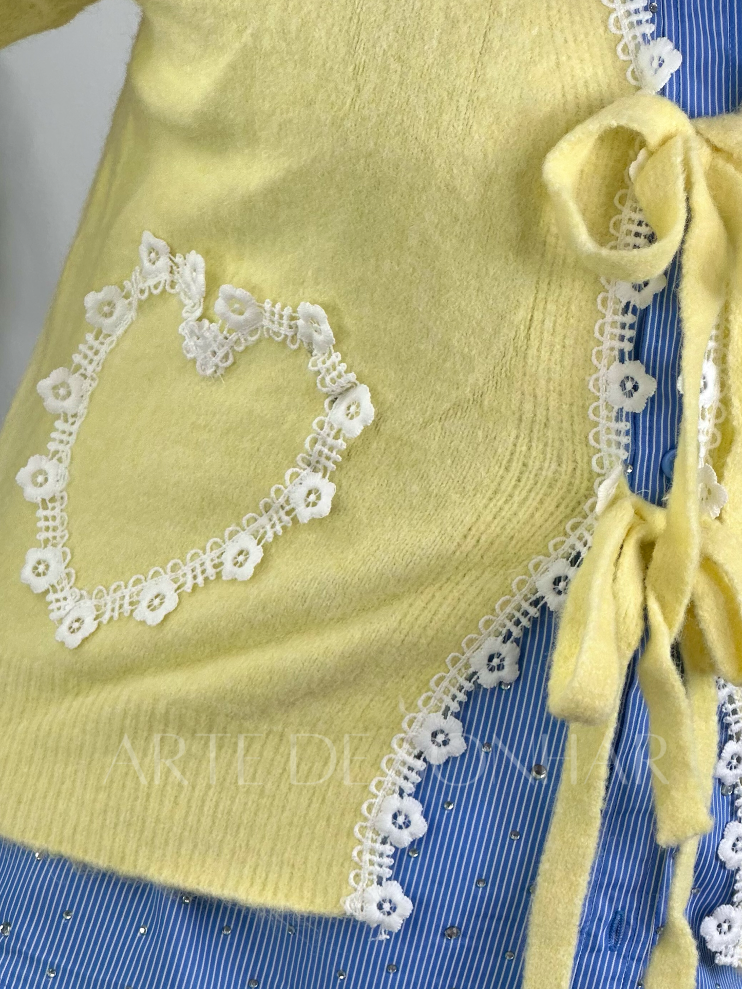 Casaco de malha amarelo com renda de florzinhas