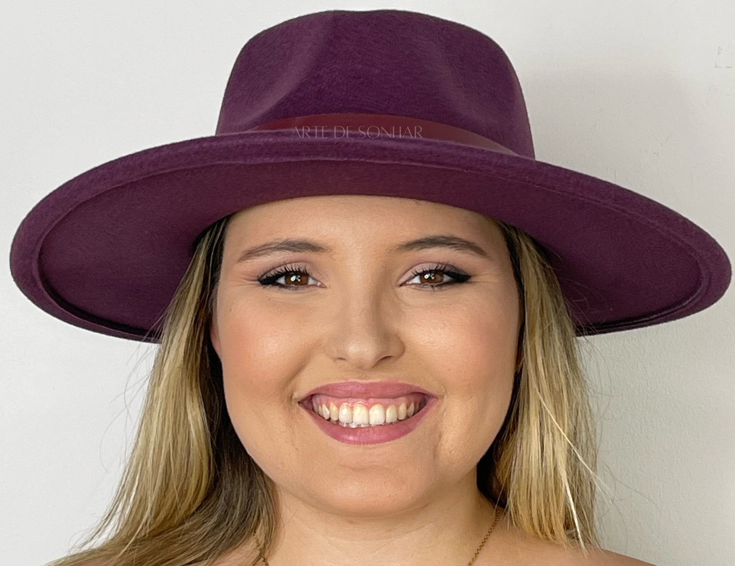 Chapéu beringela com tira de cabedal