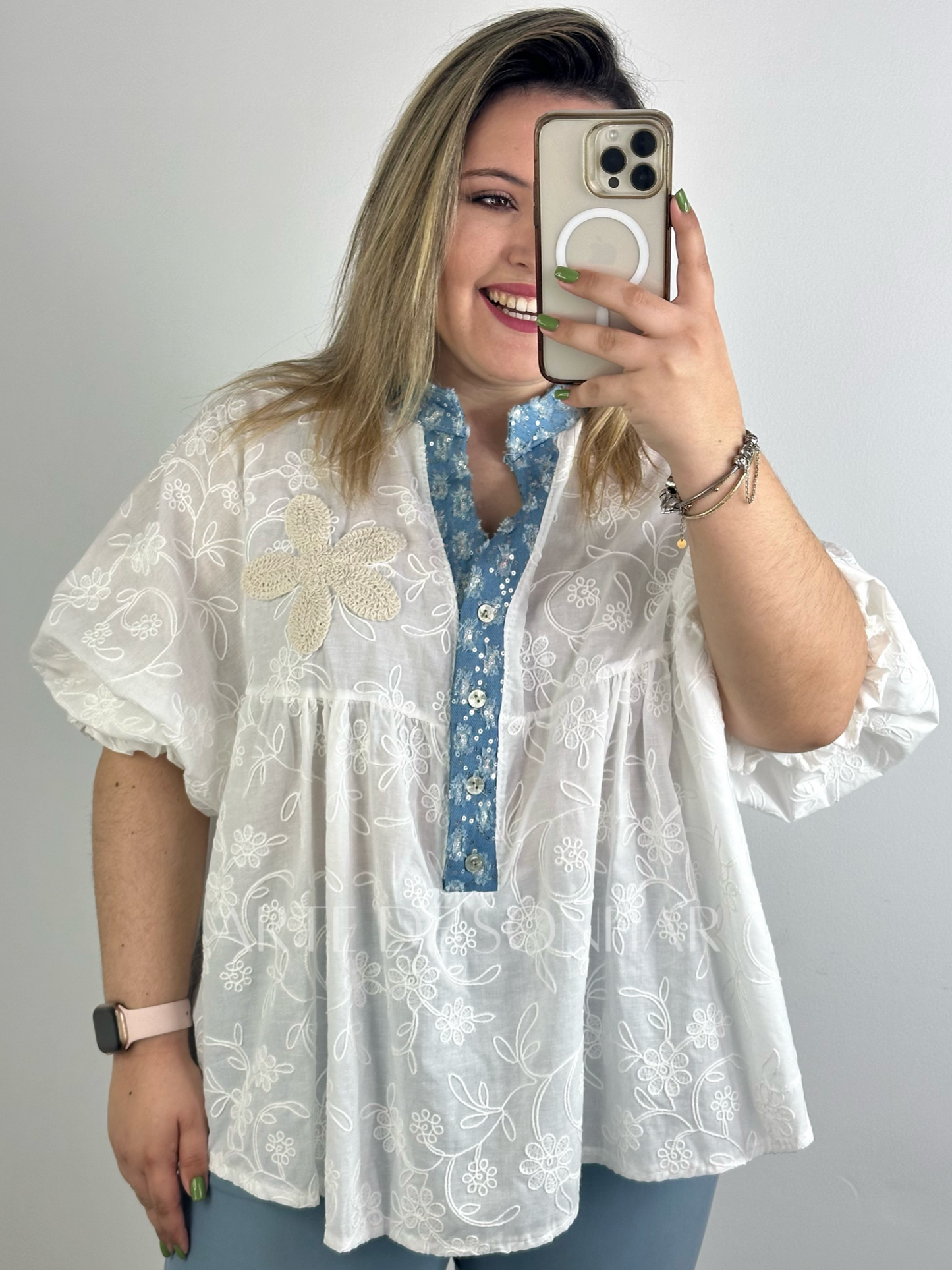 Blusa de bordados com ganga