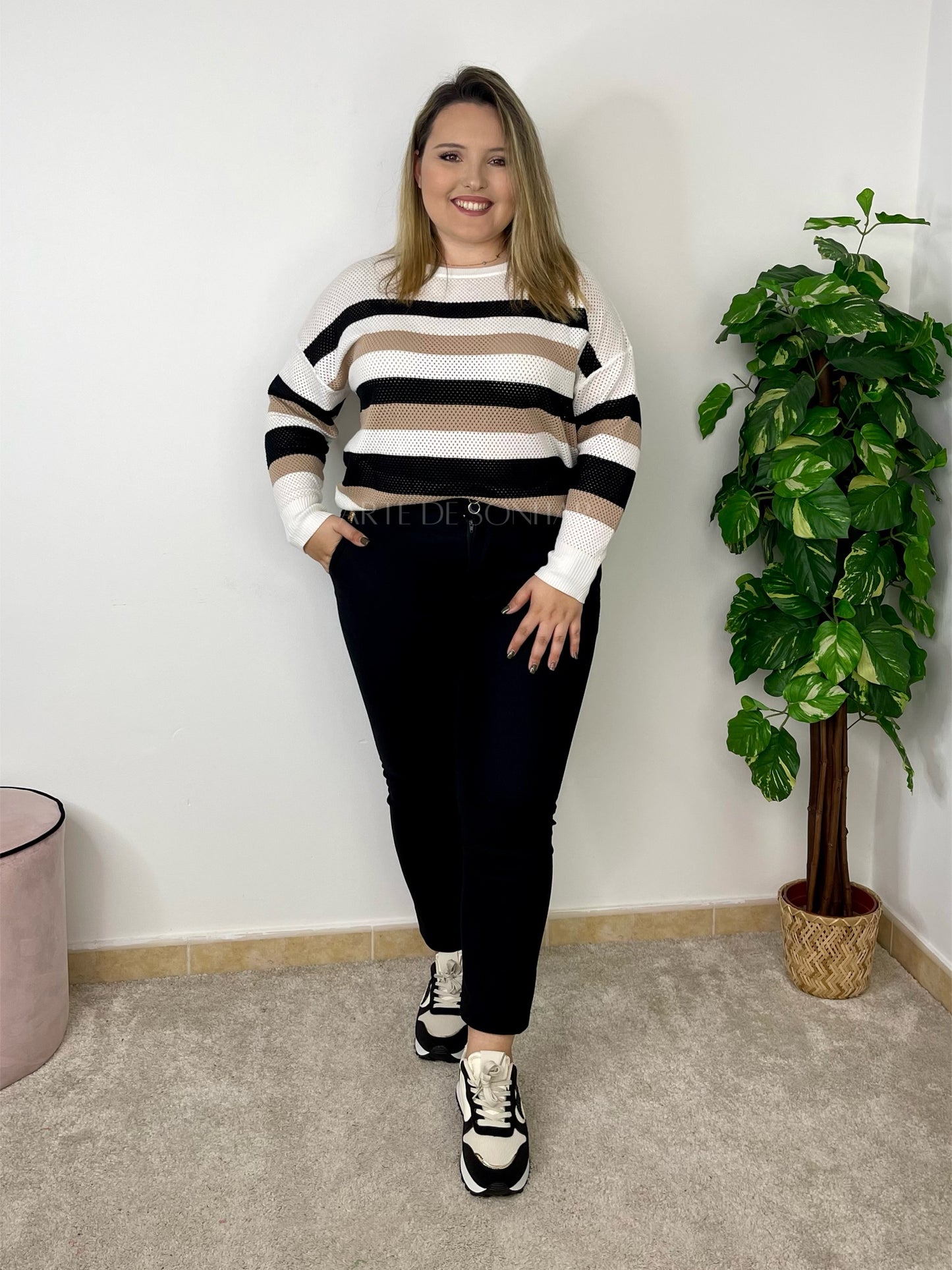 Camisola perfurada com riscas