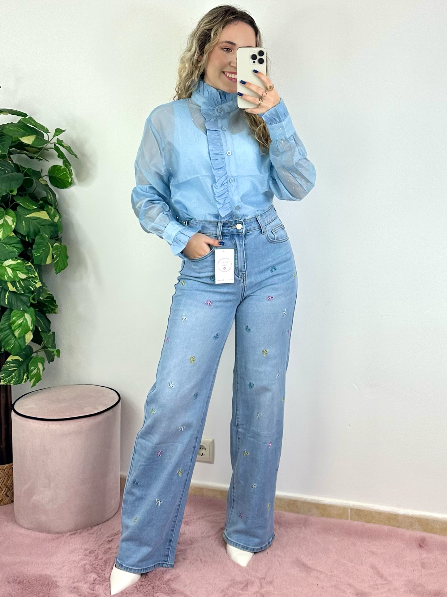 Camisa azul com transparências e folhos e brilhantes