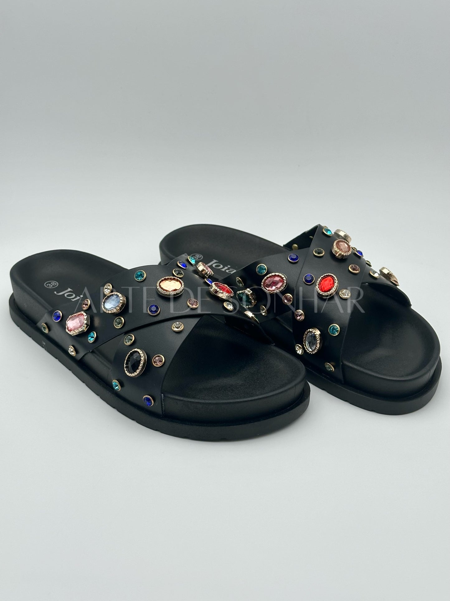 Chinelas pretas rasas com cristais multicor