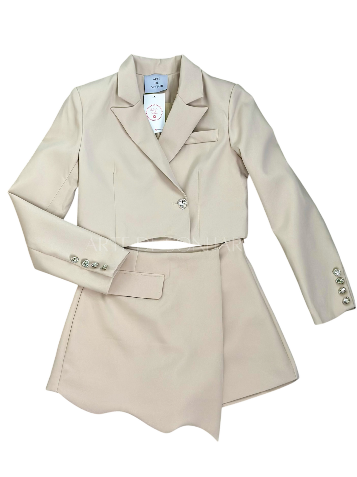 Conjunto de blazer curto com saia calção bege