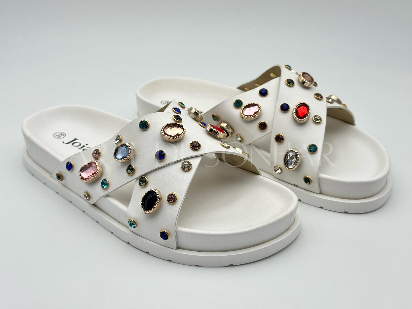 Chinelas brancas rasas com cristais multicor