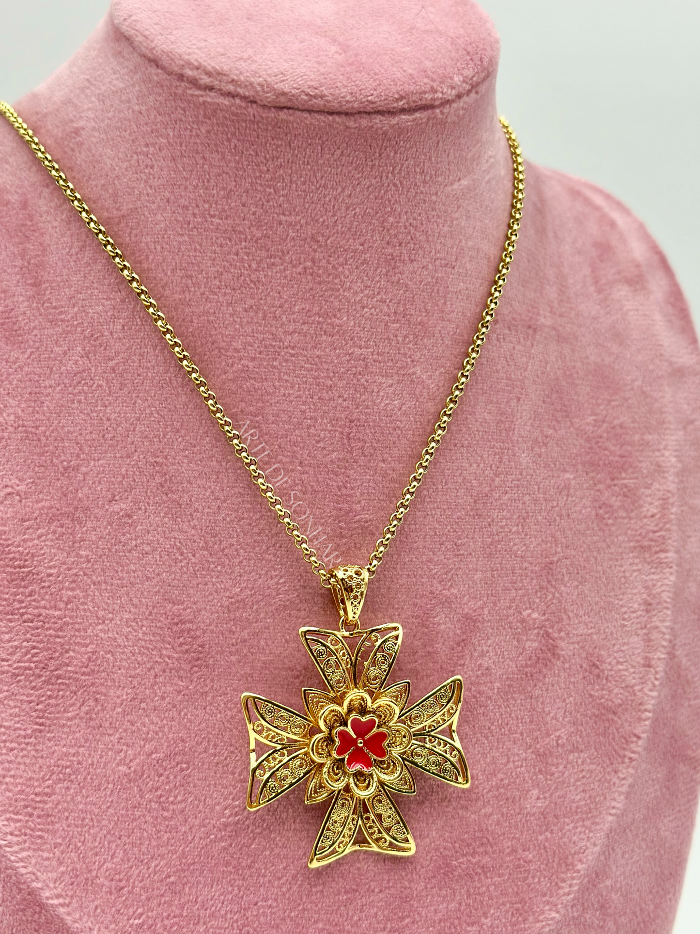 Colar Cruz de Malta com trevo vermelho M