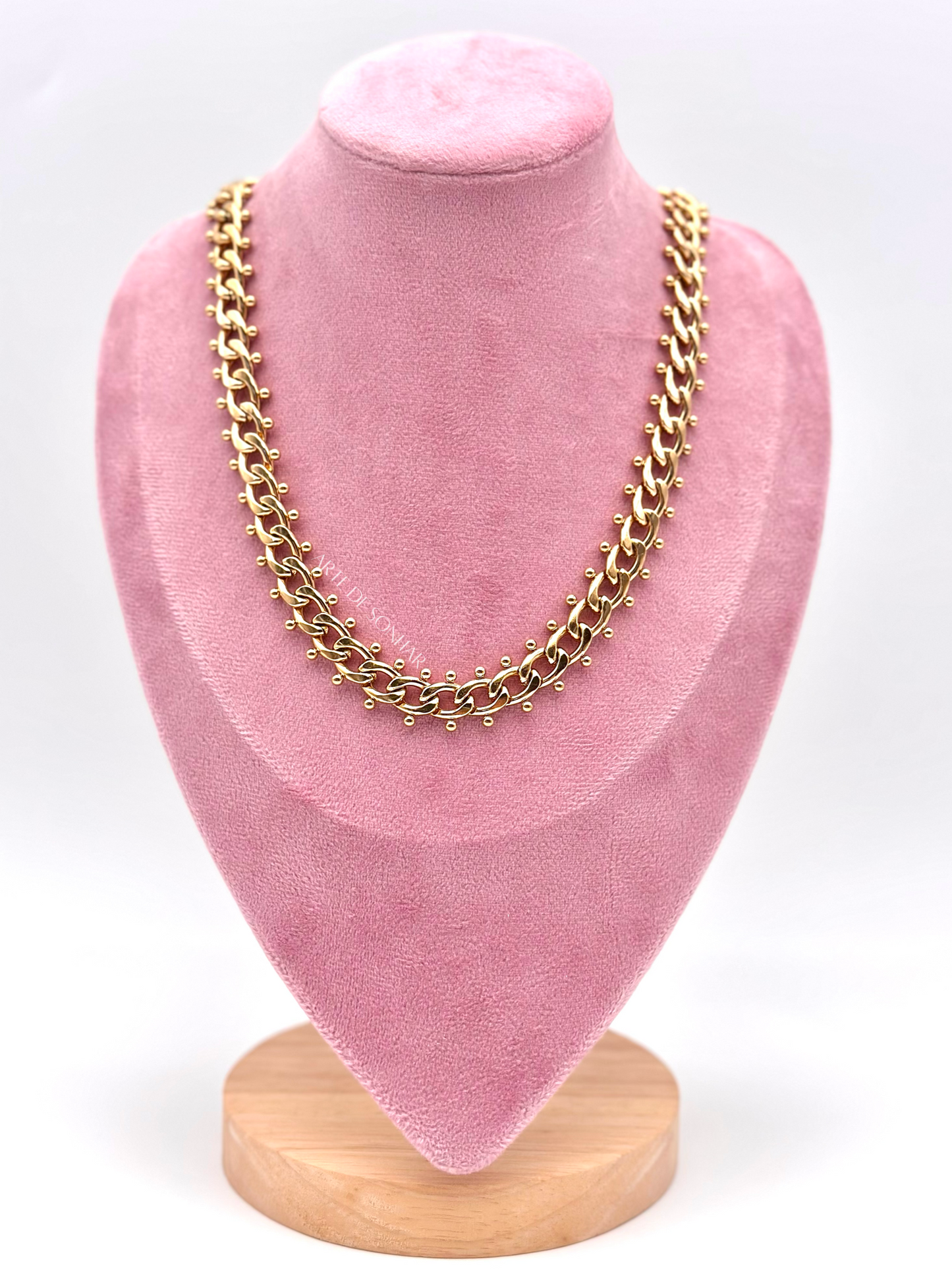 Colar dourado de malha aberta média com bolinhas