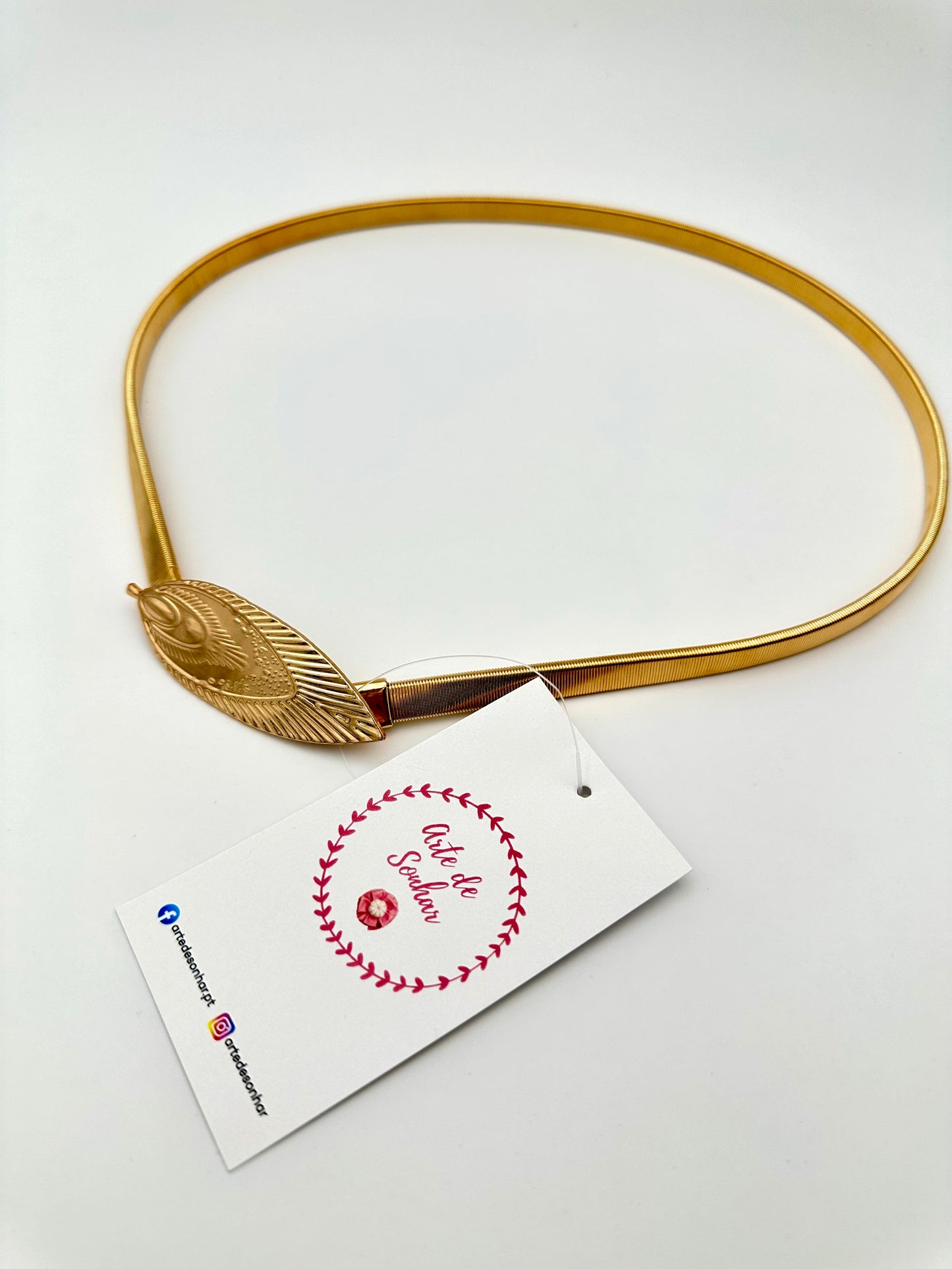 Cinto elástico dourado com pena