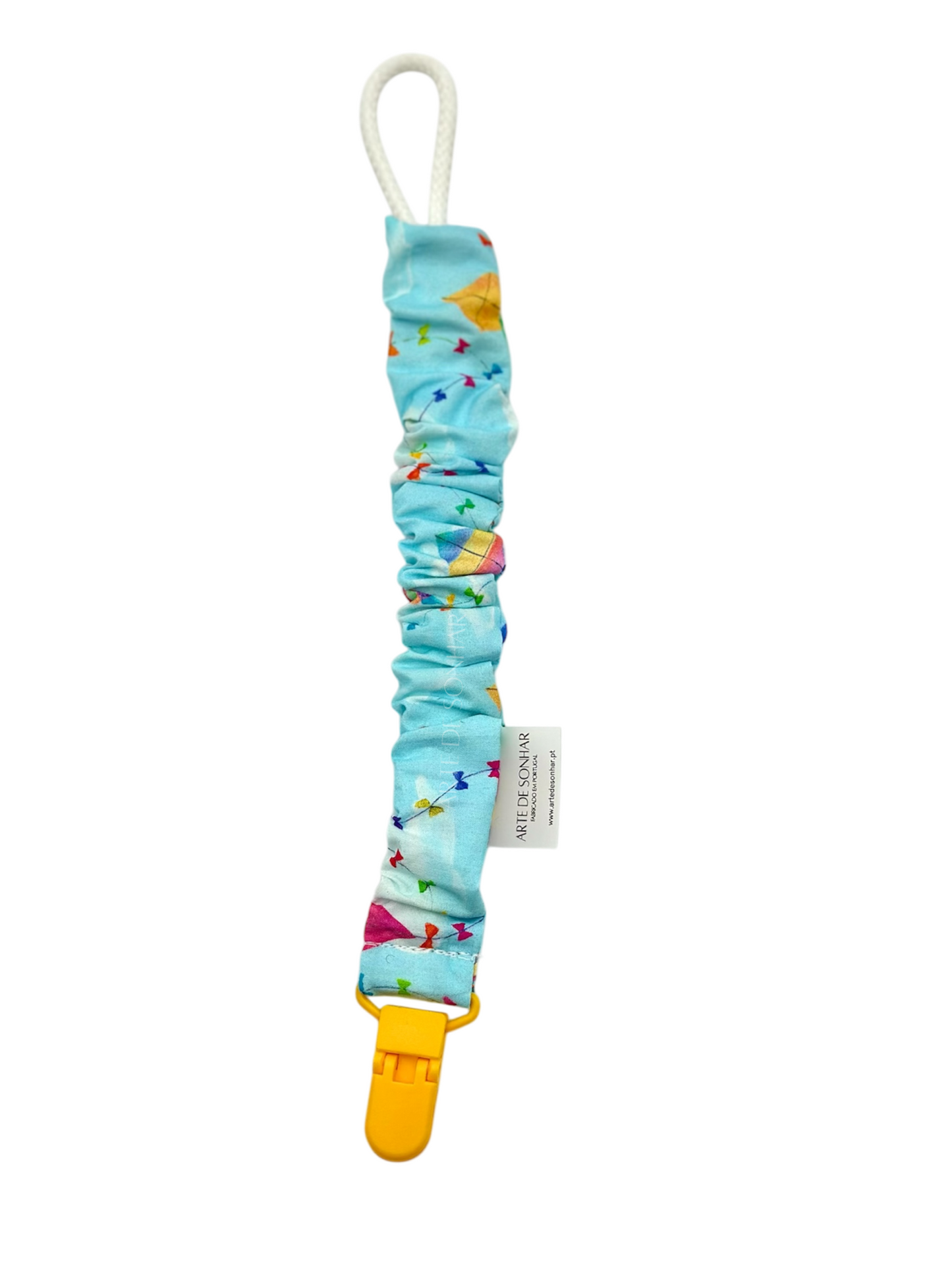 Prendedor de chucha azul com papagaios e peça amarela