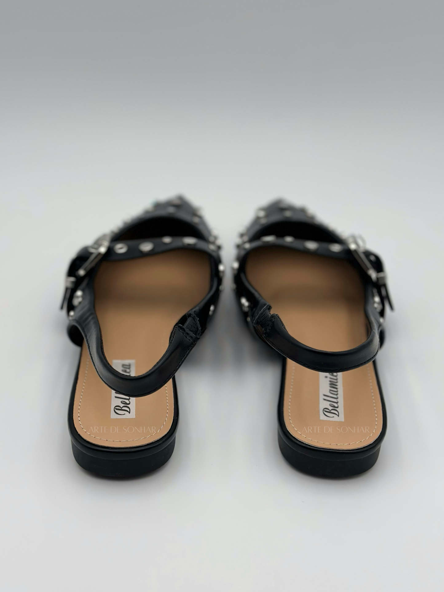 Sapatos slingback com tachas e brilhantes