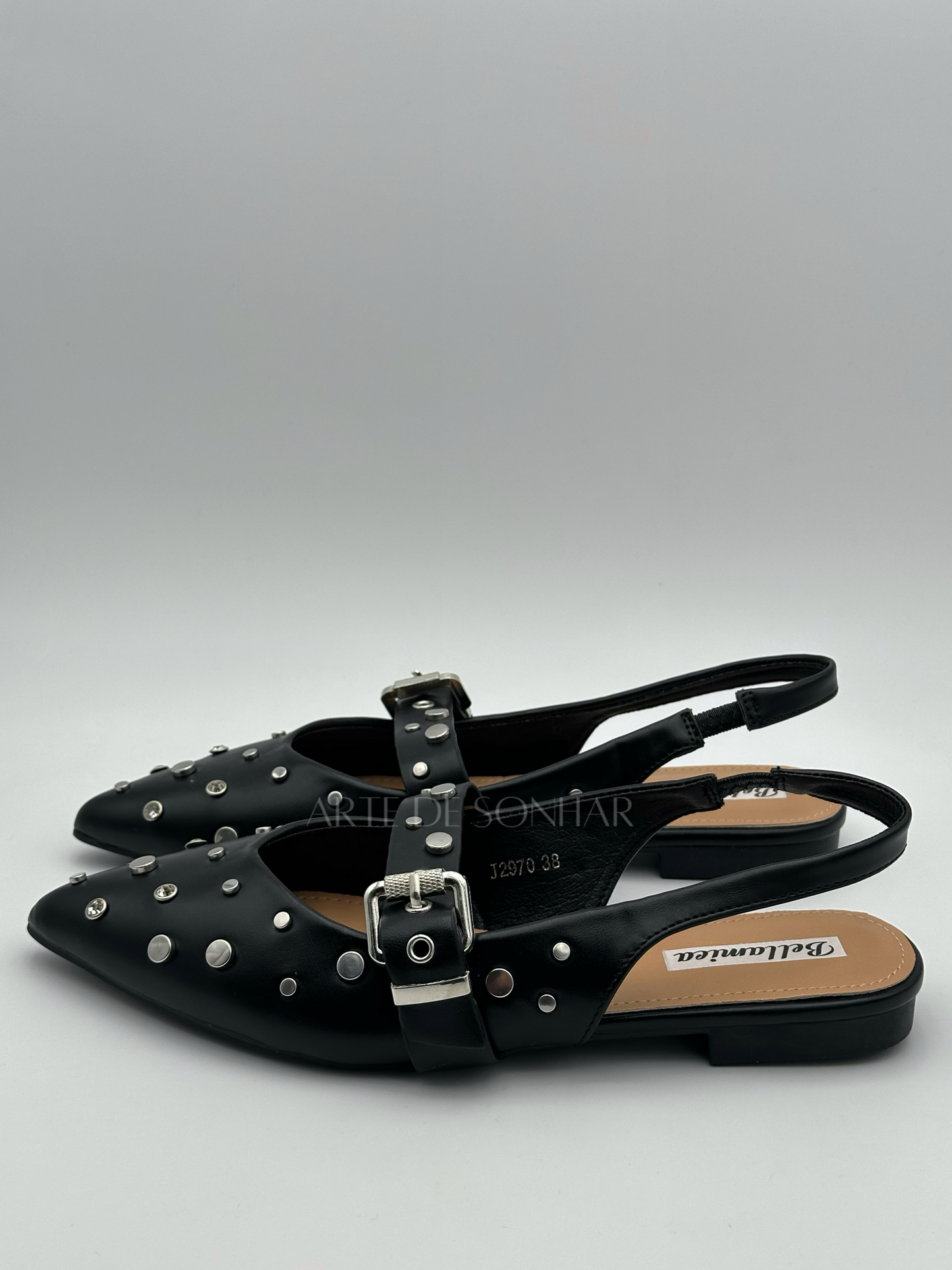 Sapatos slingback com tachas e brilhantes
