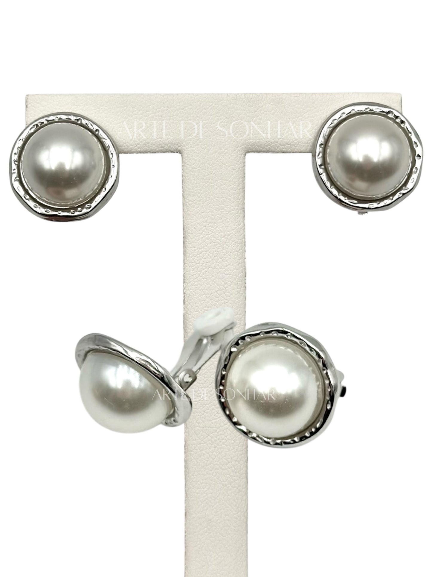 Brincos de mola prateados rendondos com pérola ao centro