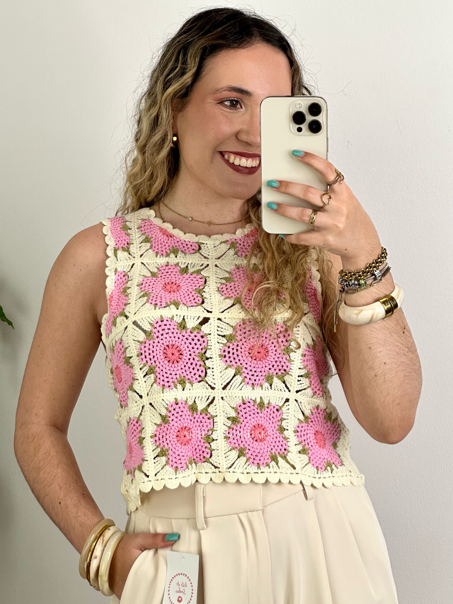 Top de crochet com flores rosa e bege