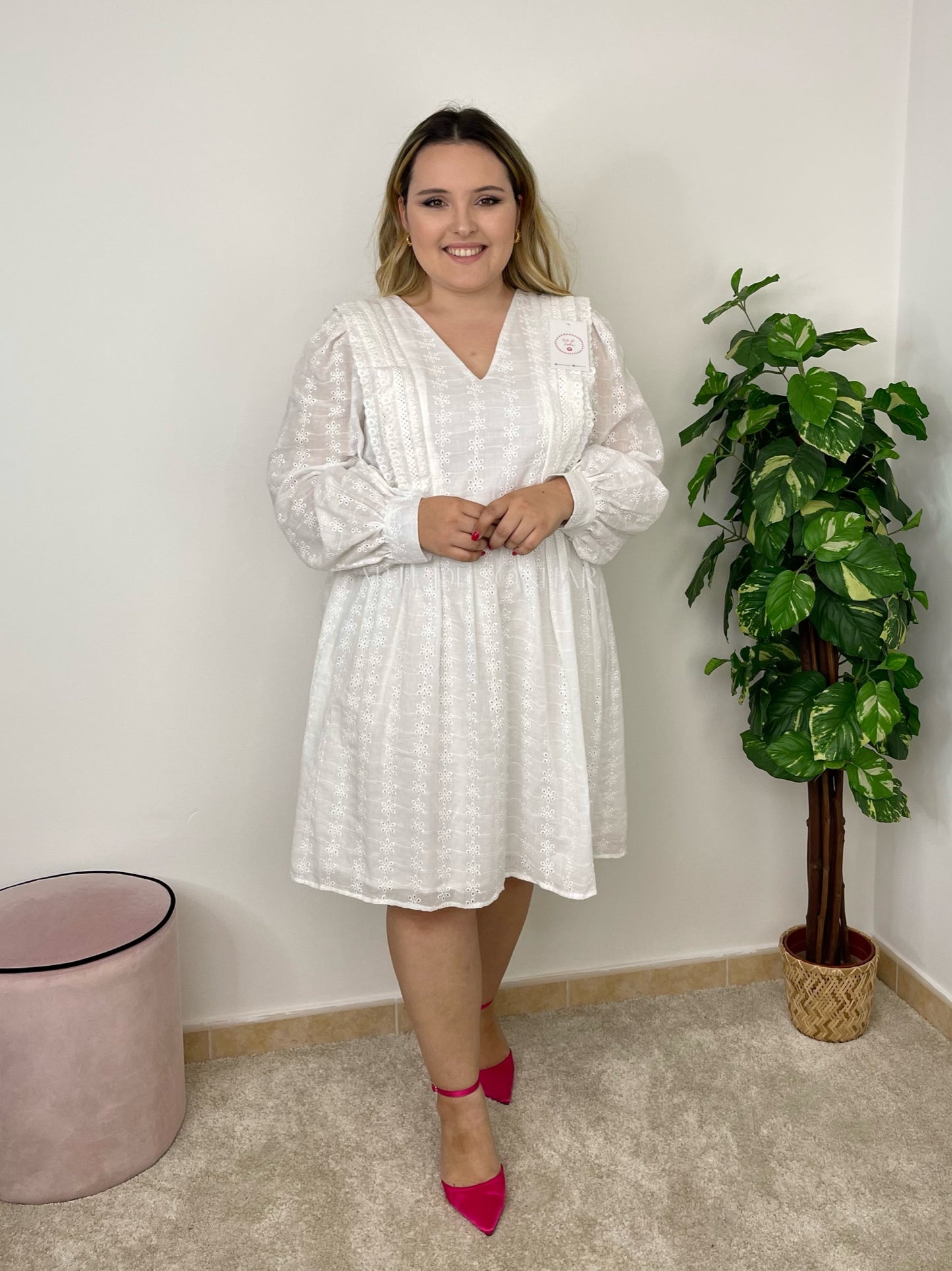 Vestido de bordado inglês com decote em V