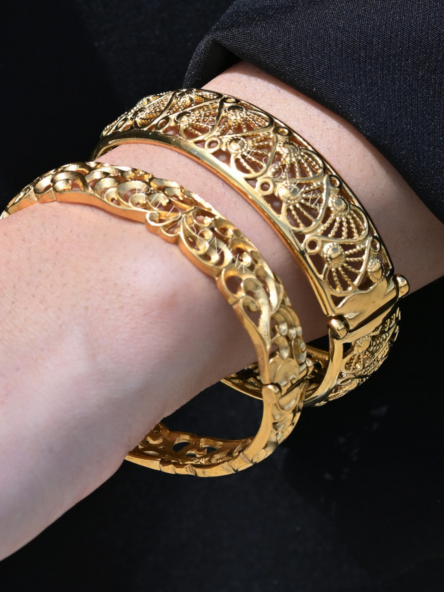 Pulseira rígida com corações efeito filigrana