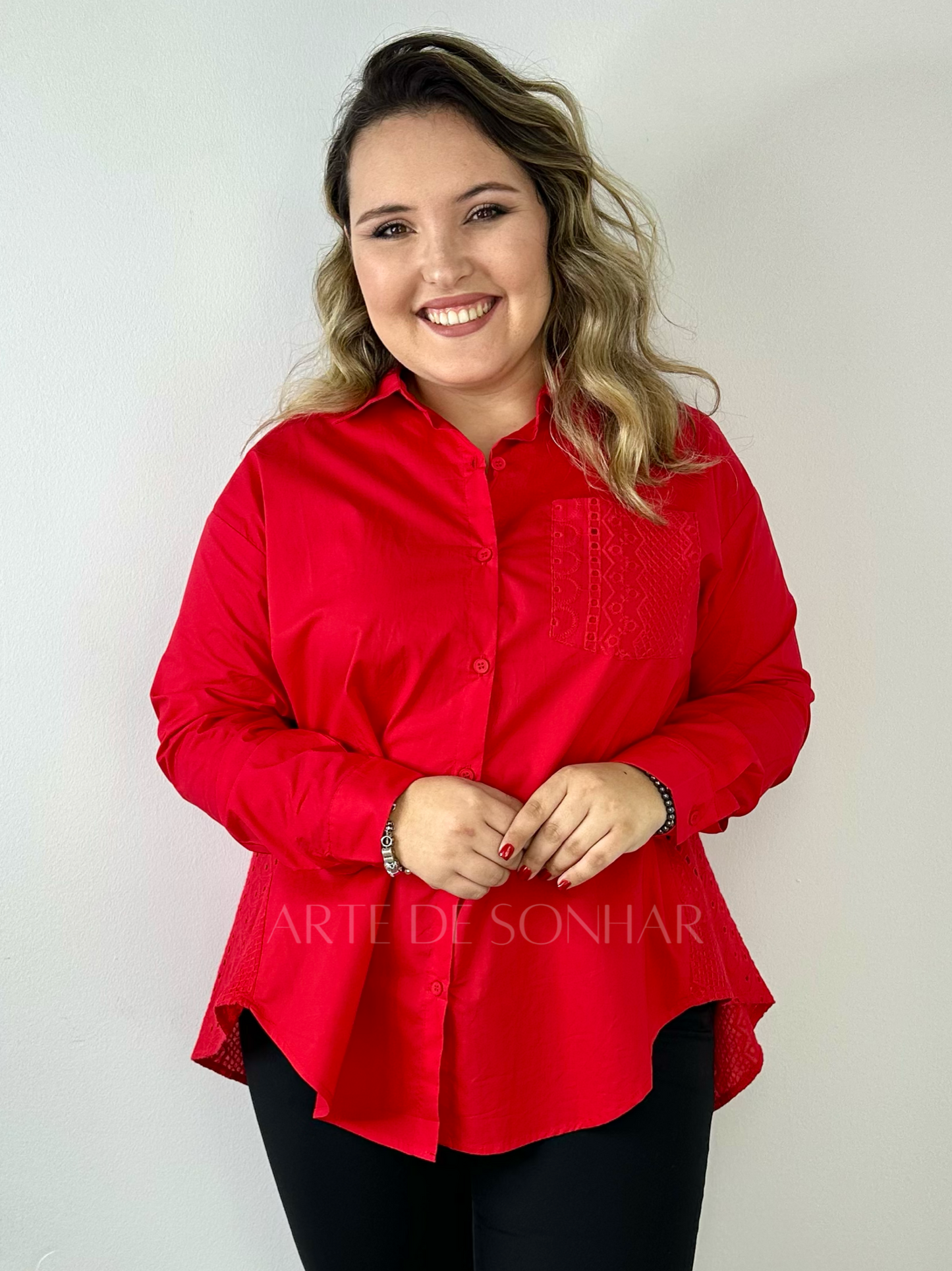 Camiseiro vermelho com bordado inglês