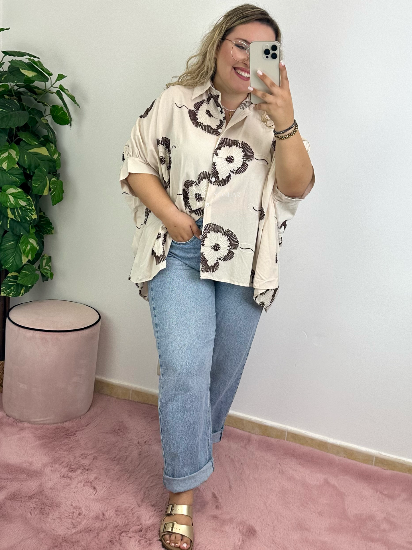 Camisa oversize bege com bordados castanhos