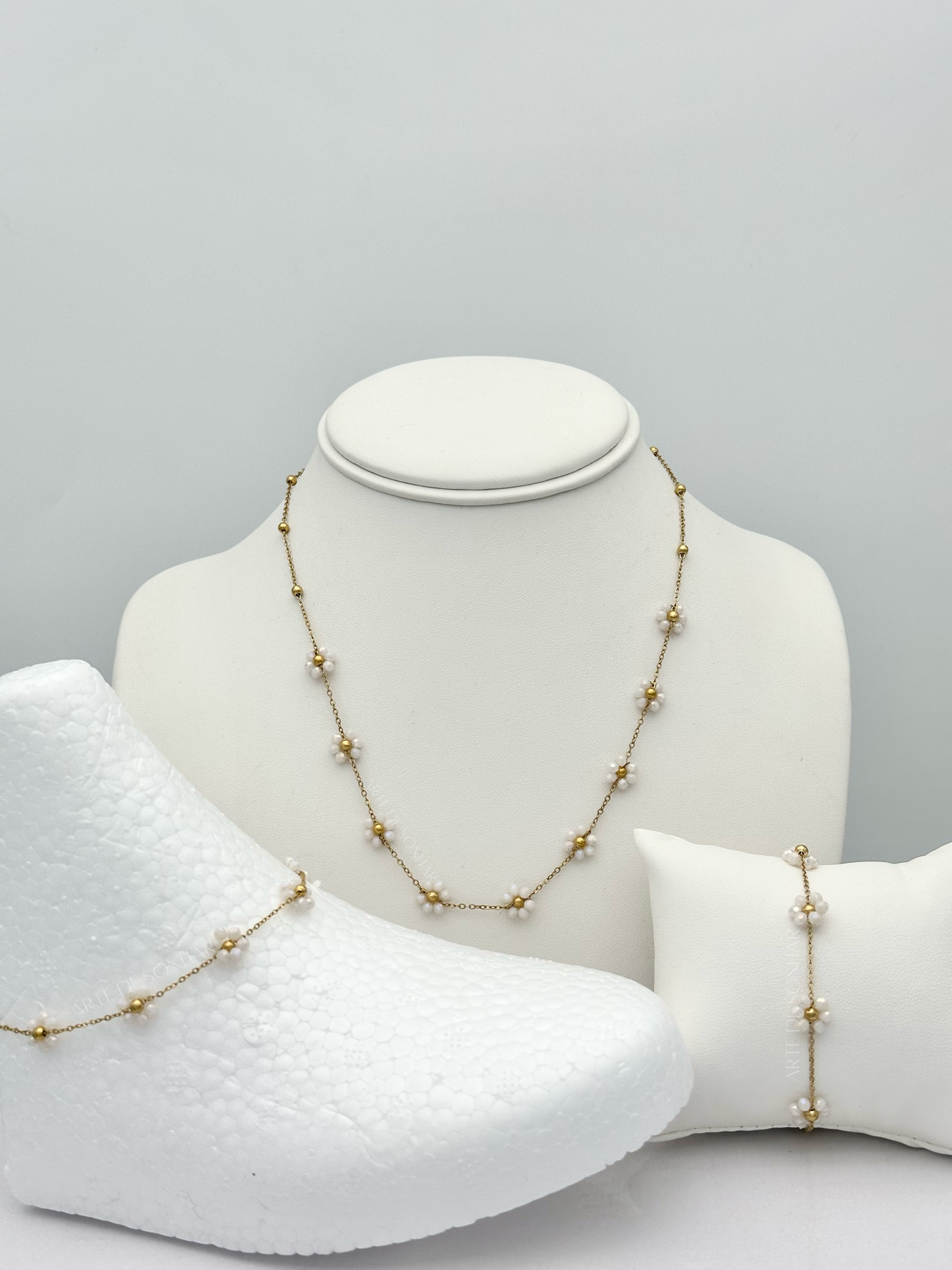 Pulseira de flores brancas