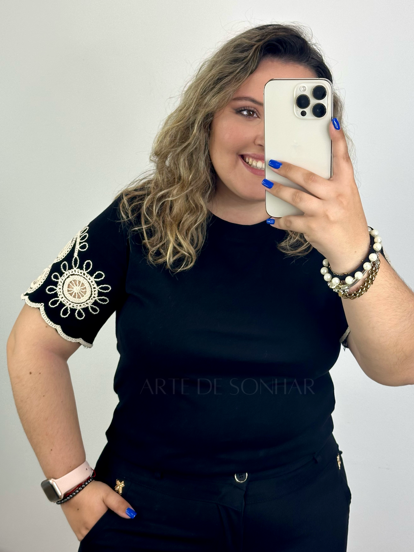 T-shirt preta com bordados