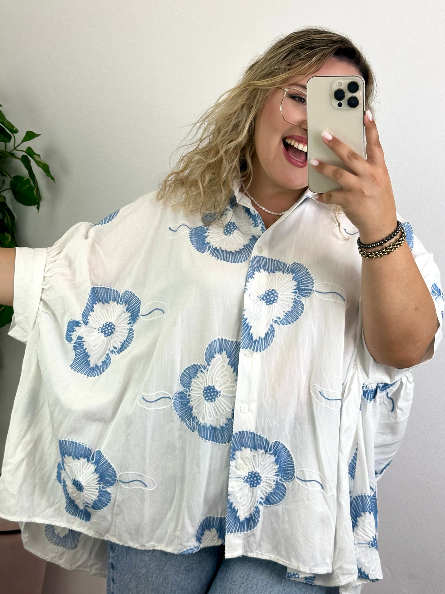 Camisa oversize branca com bordados azuis