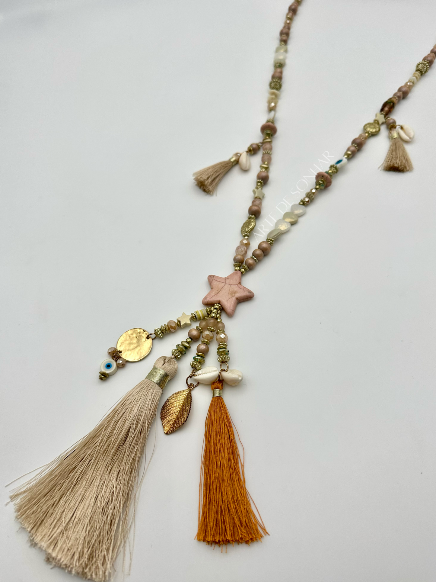 Colar com estrela e pompons bege