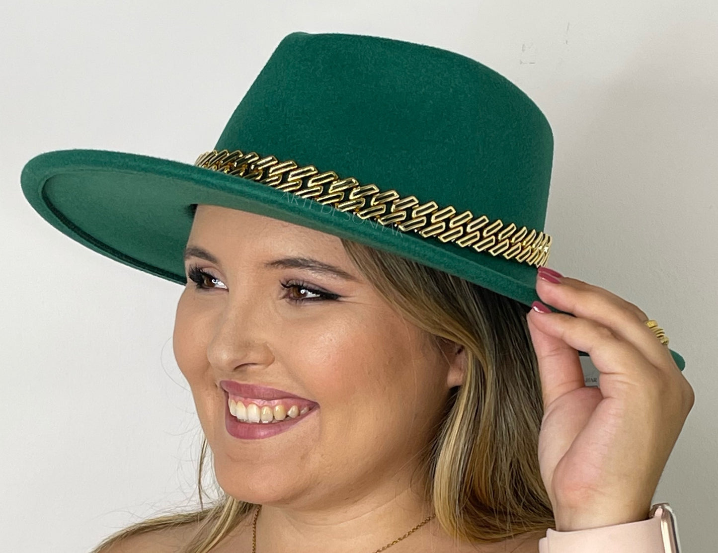 Chapéu verde com aplique dourado