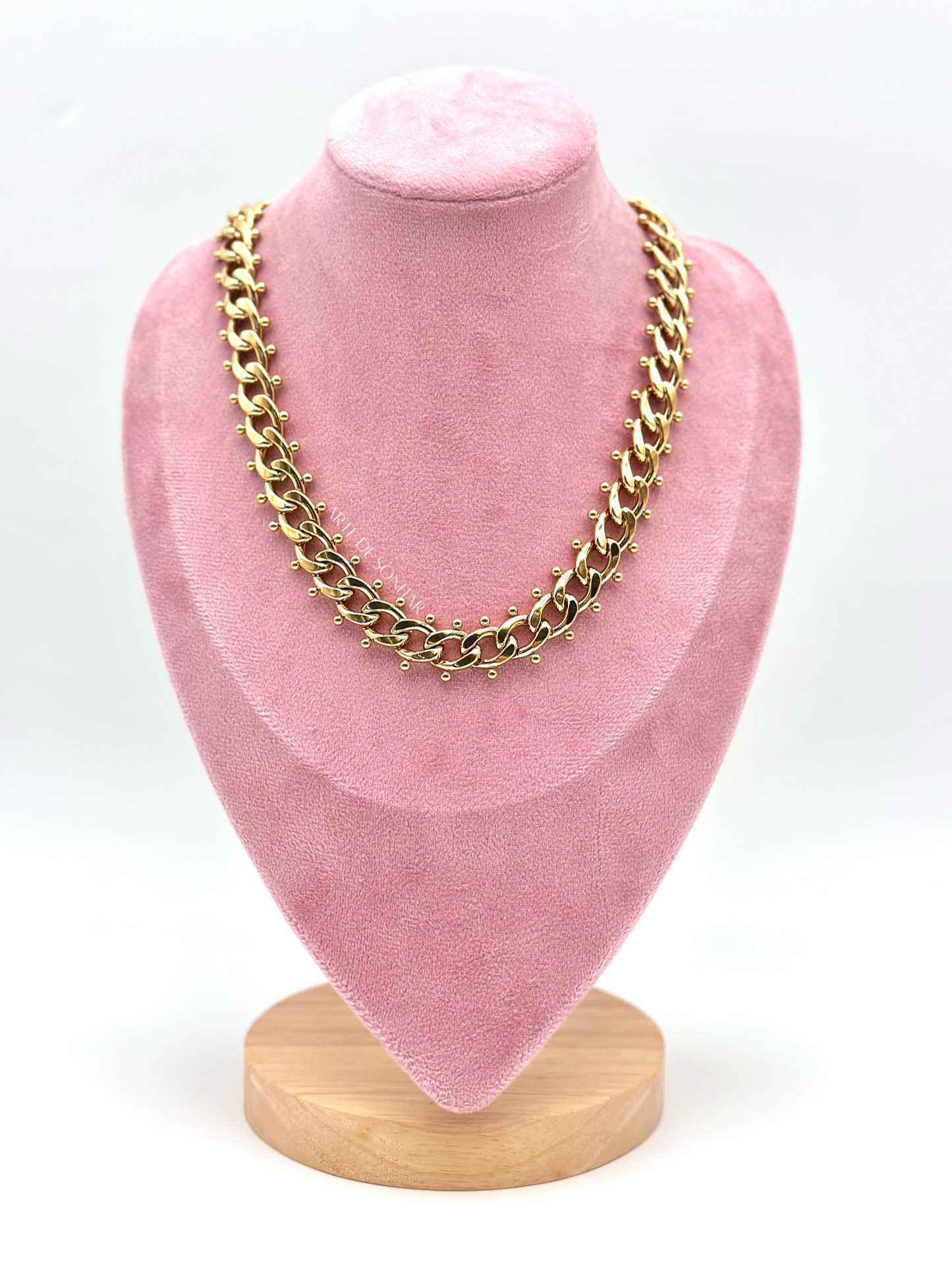 Colar dourado de malha aberta grande com bolinhas