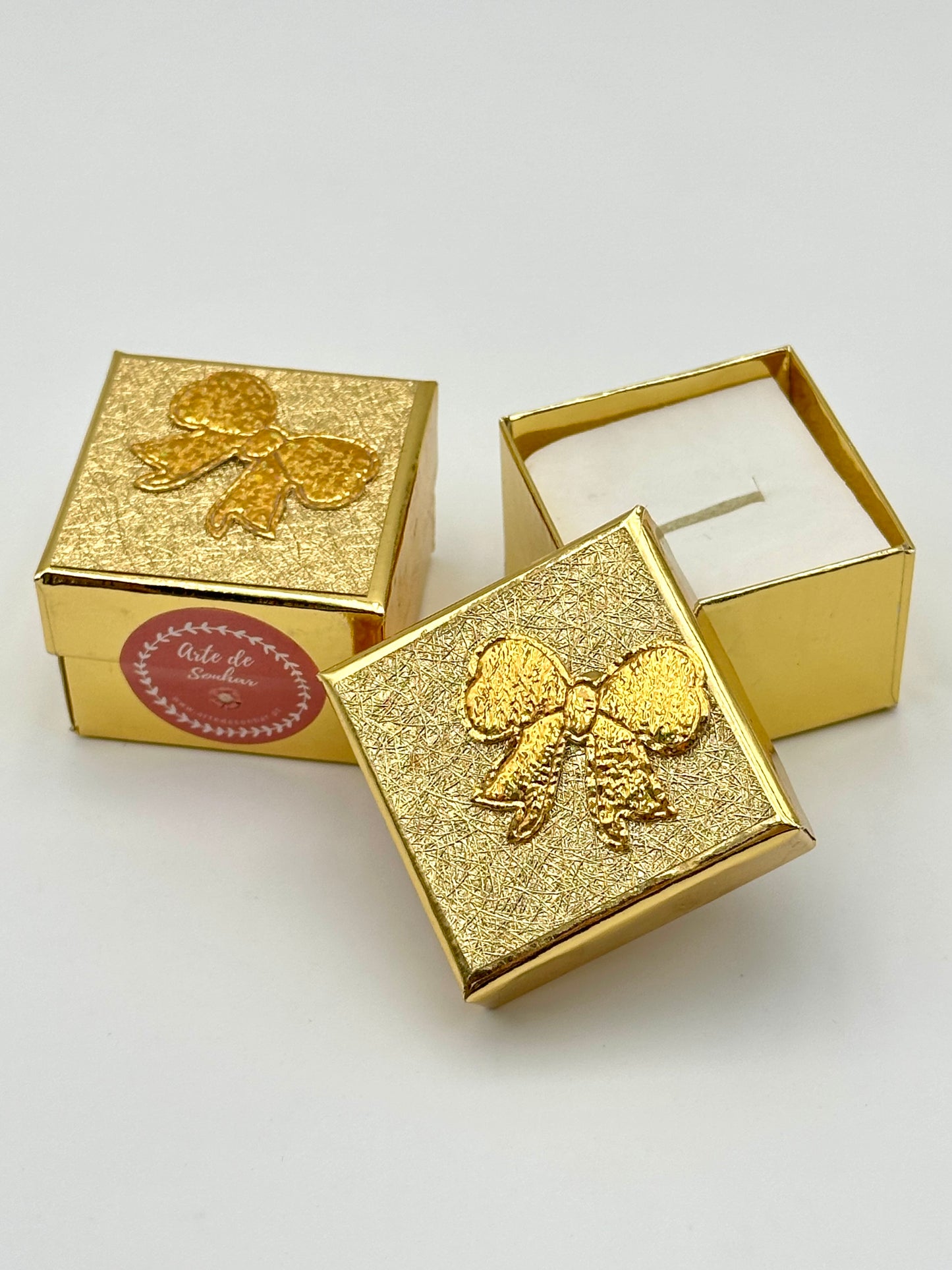 Caixa dourada de anéis