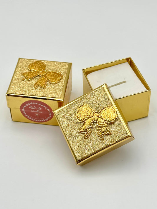 Caixa dourada de anéis