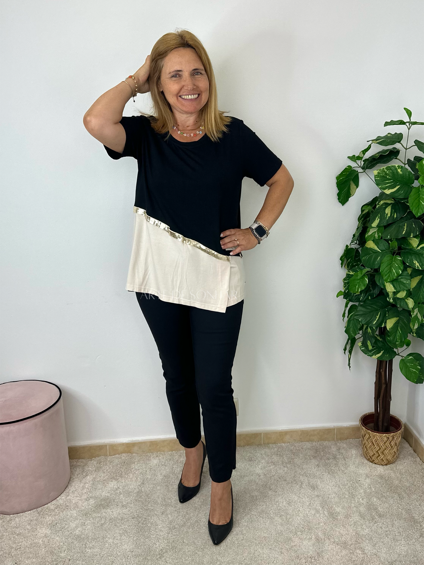 T-shirt com lantejoulas e duas cores