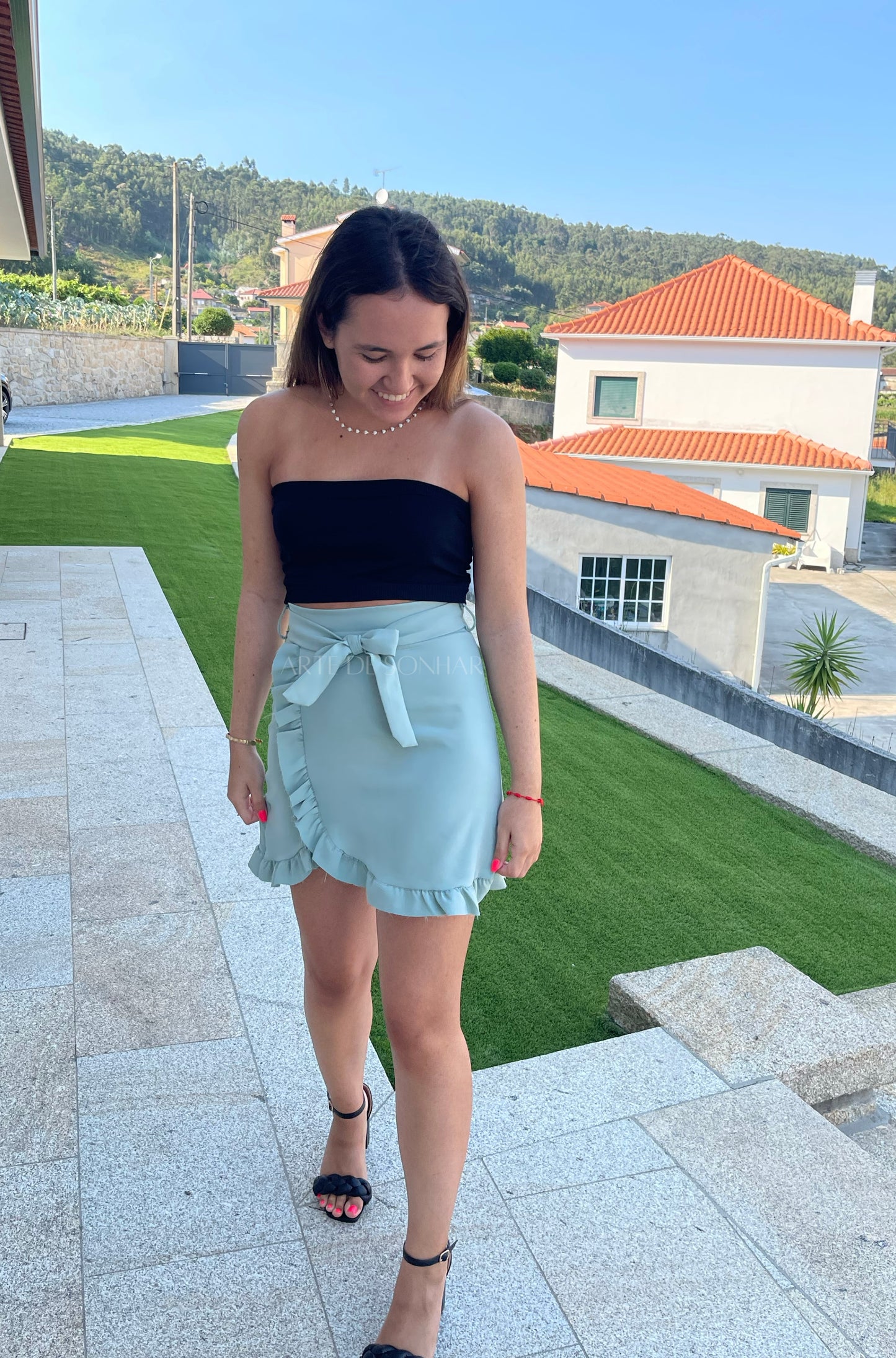 Saia verde com folho e laço
