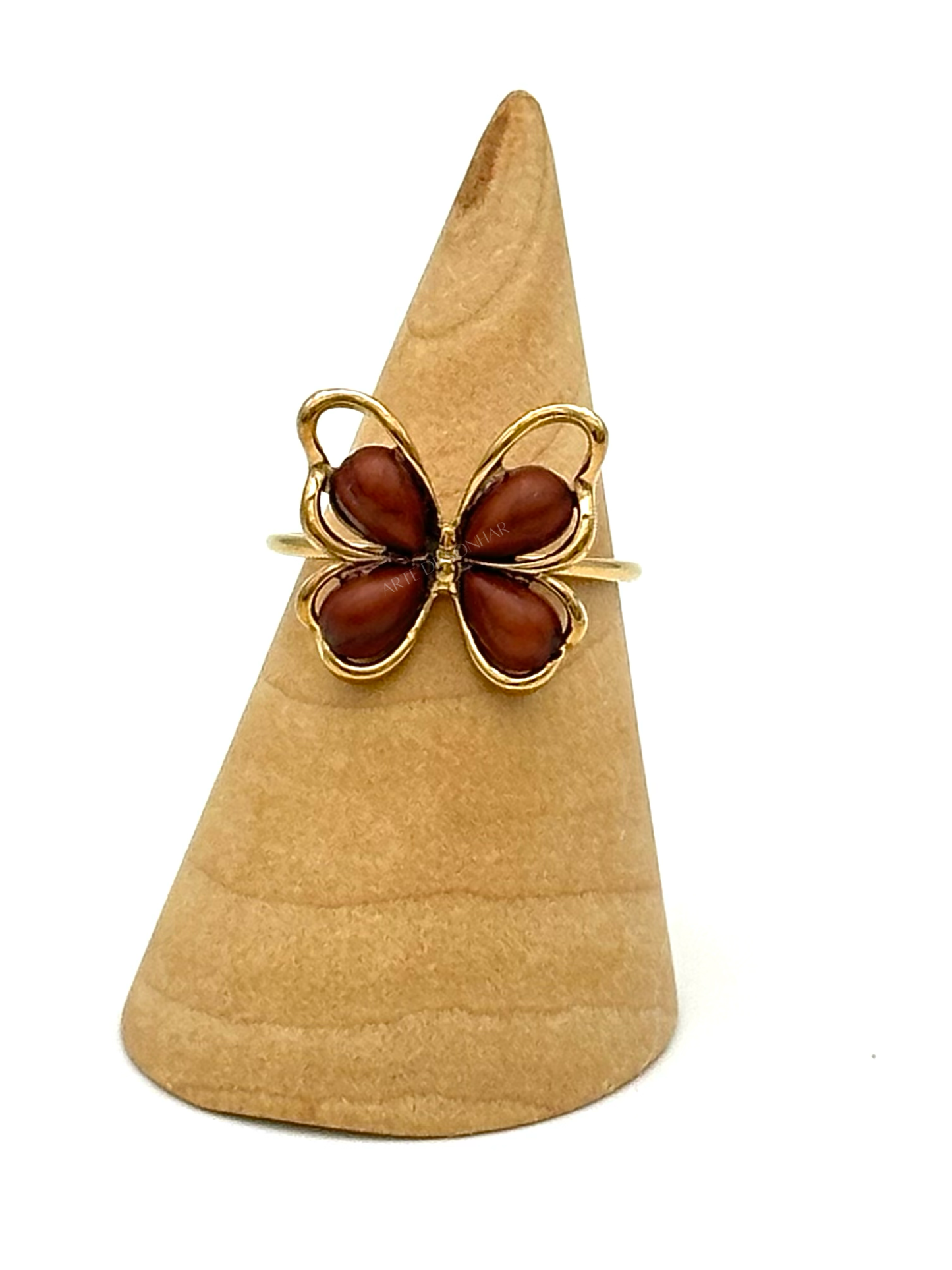 Anel com borboleta e pedras castanhas