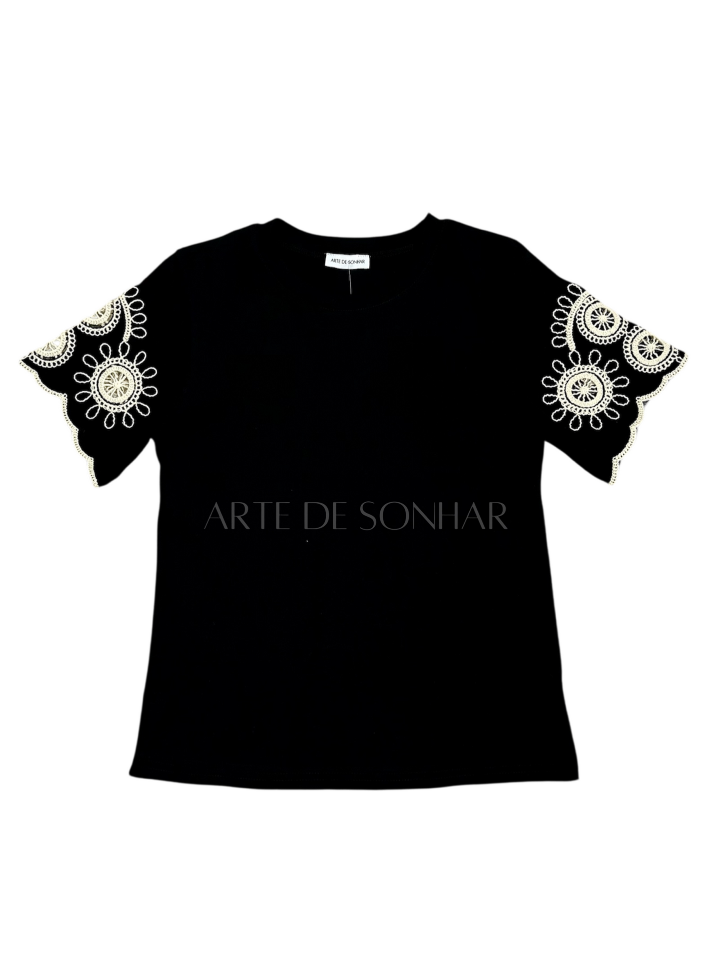 T-shirt preta com bordados
